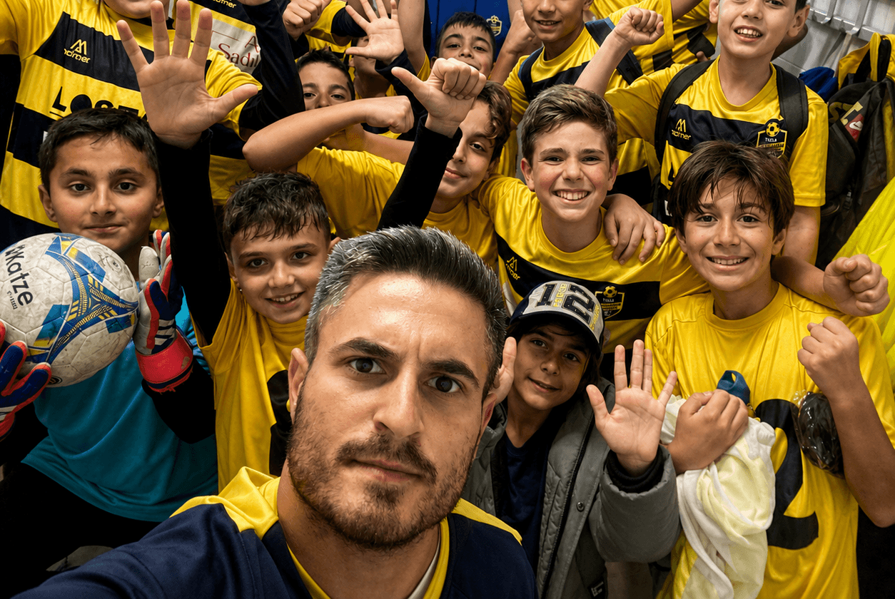Maç sonrası tesiste antrenörle birlikte selfie çektiren neşeli Tuzla Siyah Çoraplılar oyuncuları